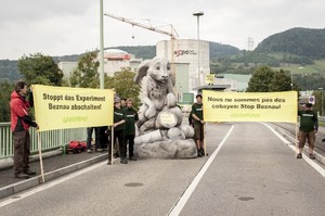 ©  Fojtu / Greenpeace -Aktivistinnen und Aktivisten vor dem ältesten AKW der Welt!